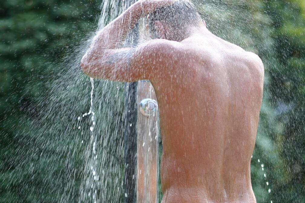 Po kąpieli z wodą sodową mężczyzna musi wziąć chłodny prysznic. 